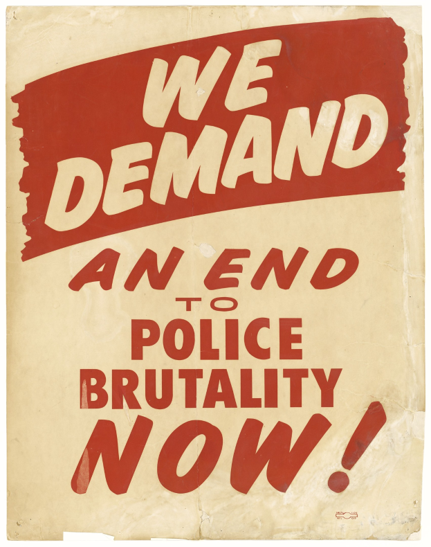 Ein Plakat mit fetter schwarzer Schrift auf einem weißen Hintergrund, eingerahmt von einem schwarzen Rand, das 'Wir fordern jetzt ein Ende der Polizeigewalt' in einer modernen, auffälligen Schriftart trägt.