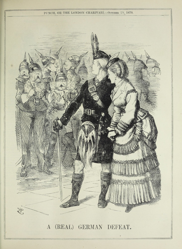 Zwei Personen stehen auf einem markierten Papier vor einer Menge, wobei eine Person einen Stock hält.